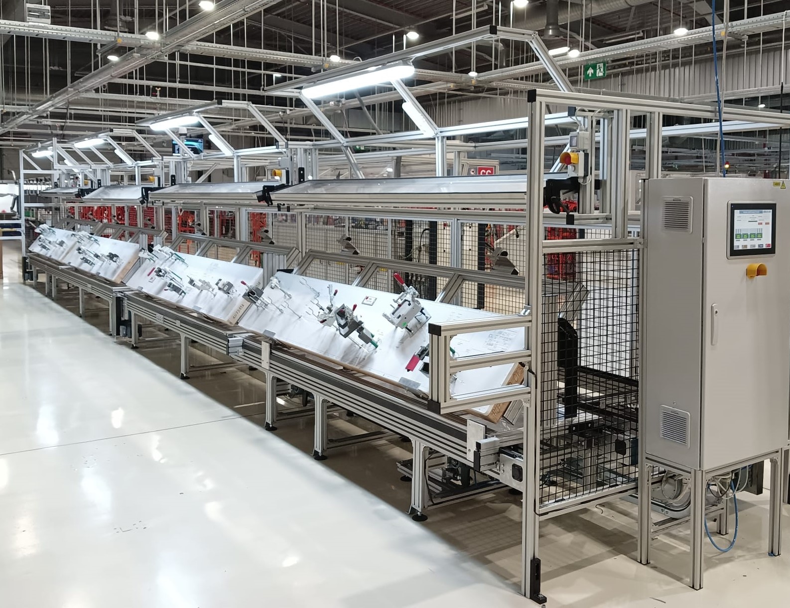 Linie montaj 4 posturi cu transfer automat