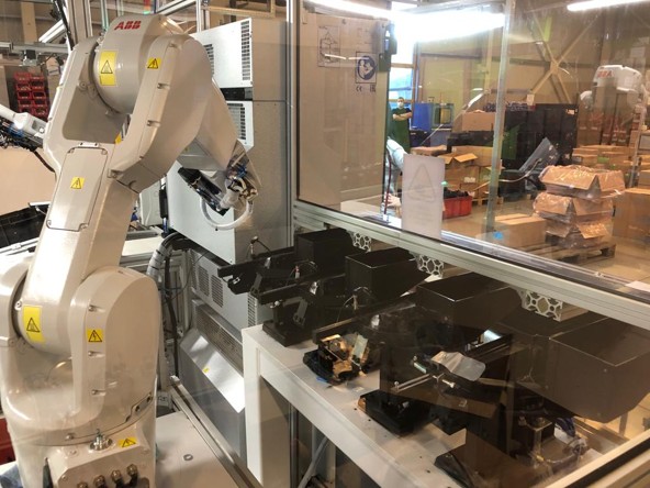 Celulă robotizată deservire mașină injecție