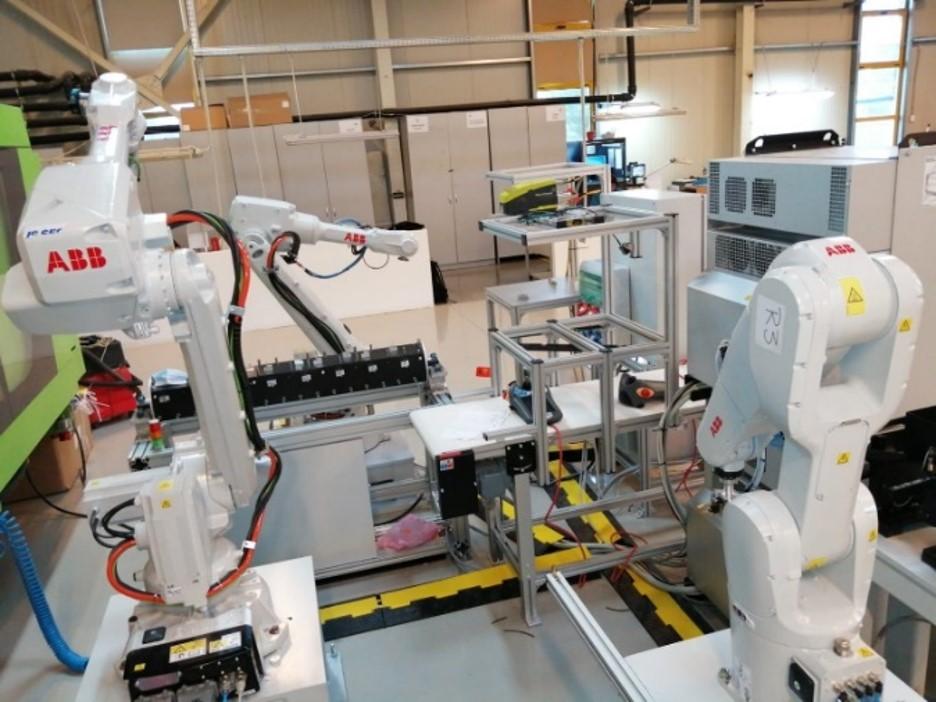 Celulă robotizată deservire mașină injecție